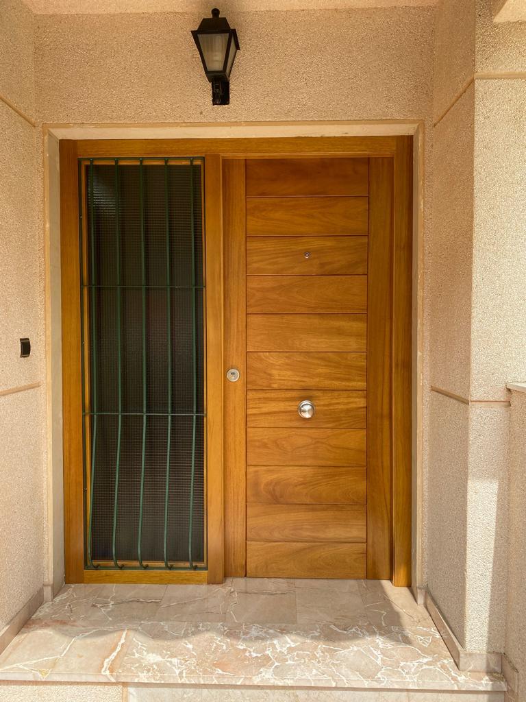 Puertas exterior de madera en vivienda unifamiliar